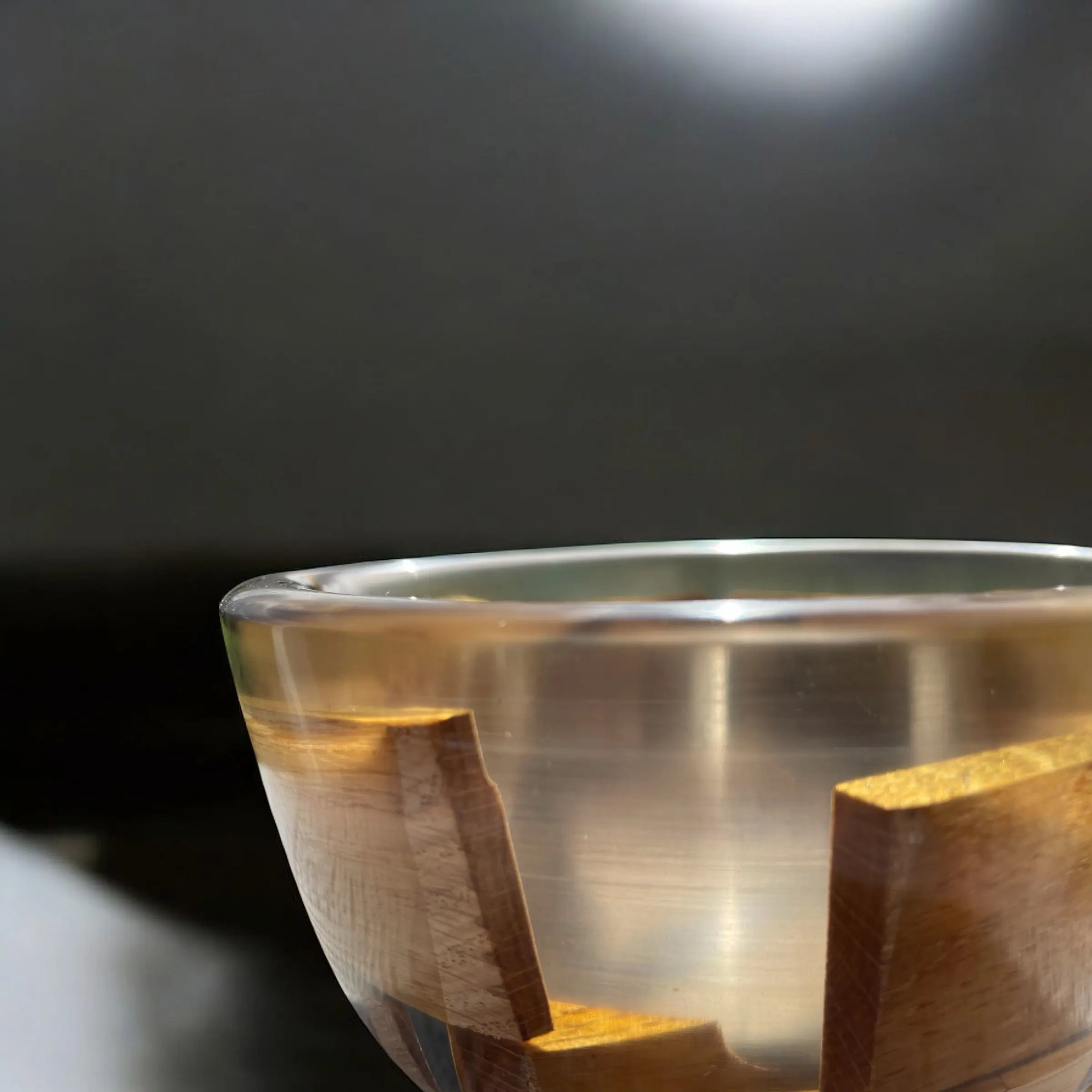 Håndlaget bolle i gjennomsiktig sort epoxy og eik – 18 cm Epoxy-Crafts