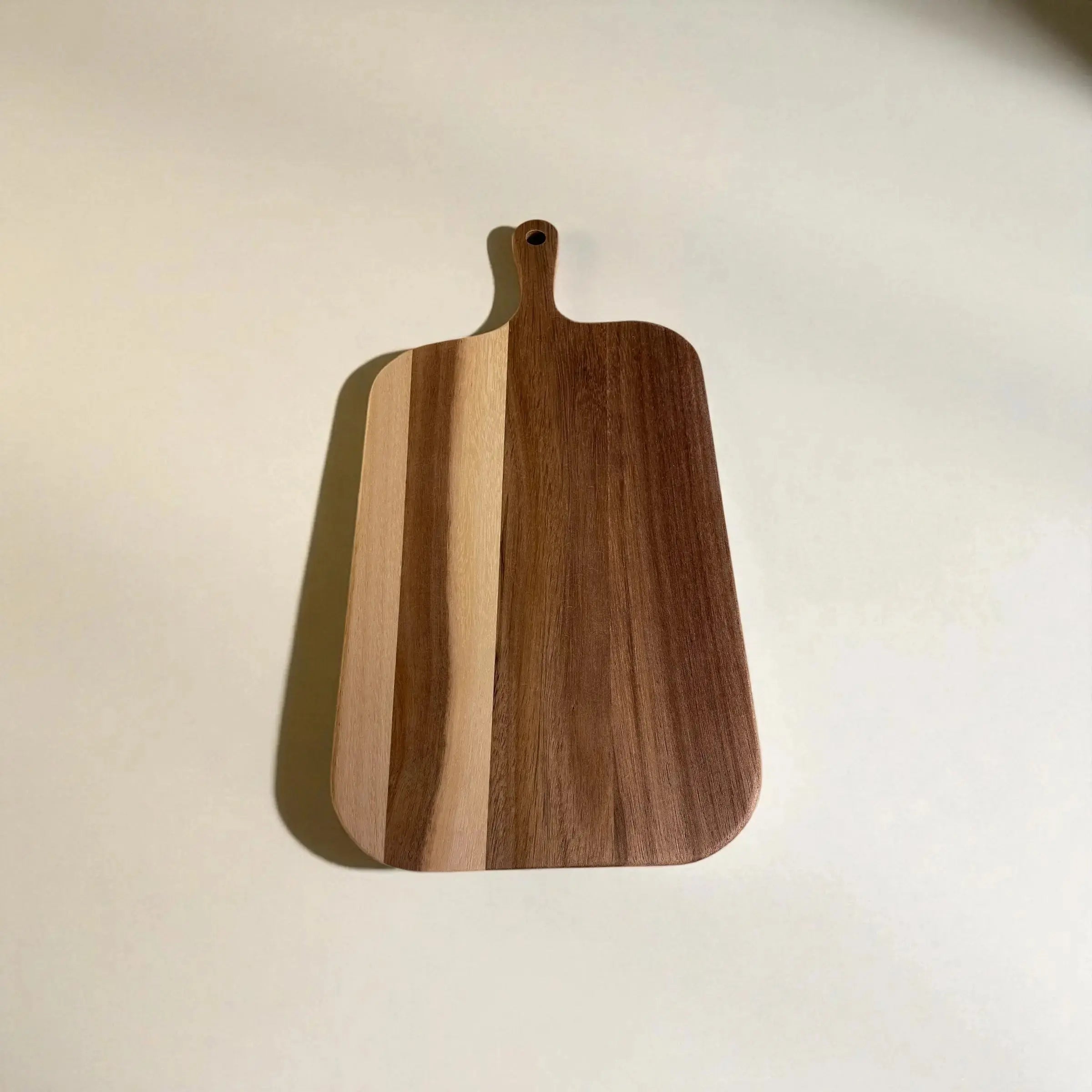 🪵 Klassisk Skjærebrett i Tre med Håndtak – Perfekt til Servering og Matlaging Epoxy-Crafts