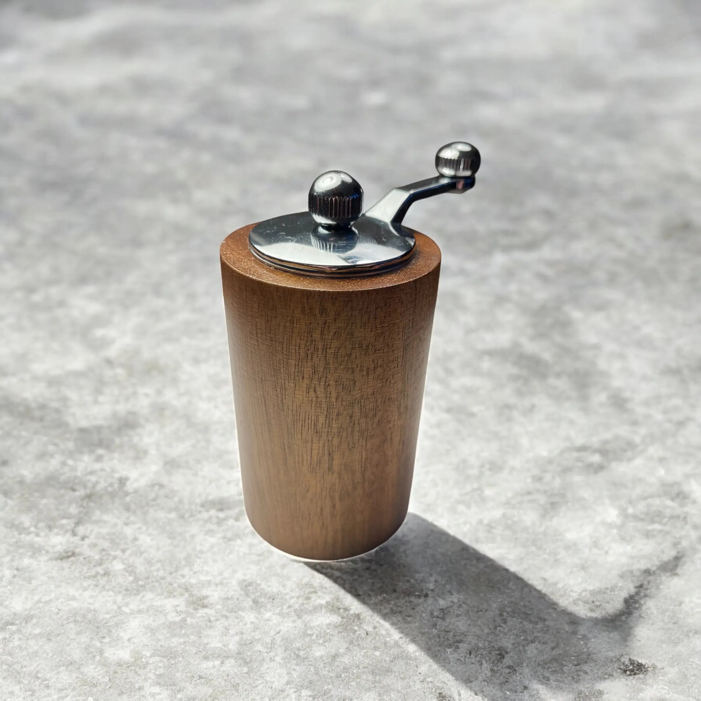 Rund pepperkvern i tre – Elegant krydderkvern med naturlig finish (Kopi) Epoxy-Crafts