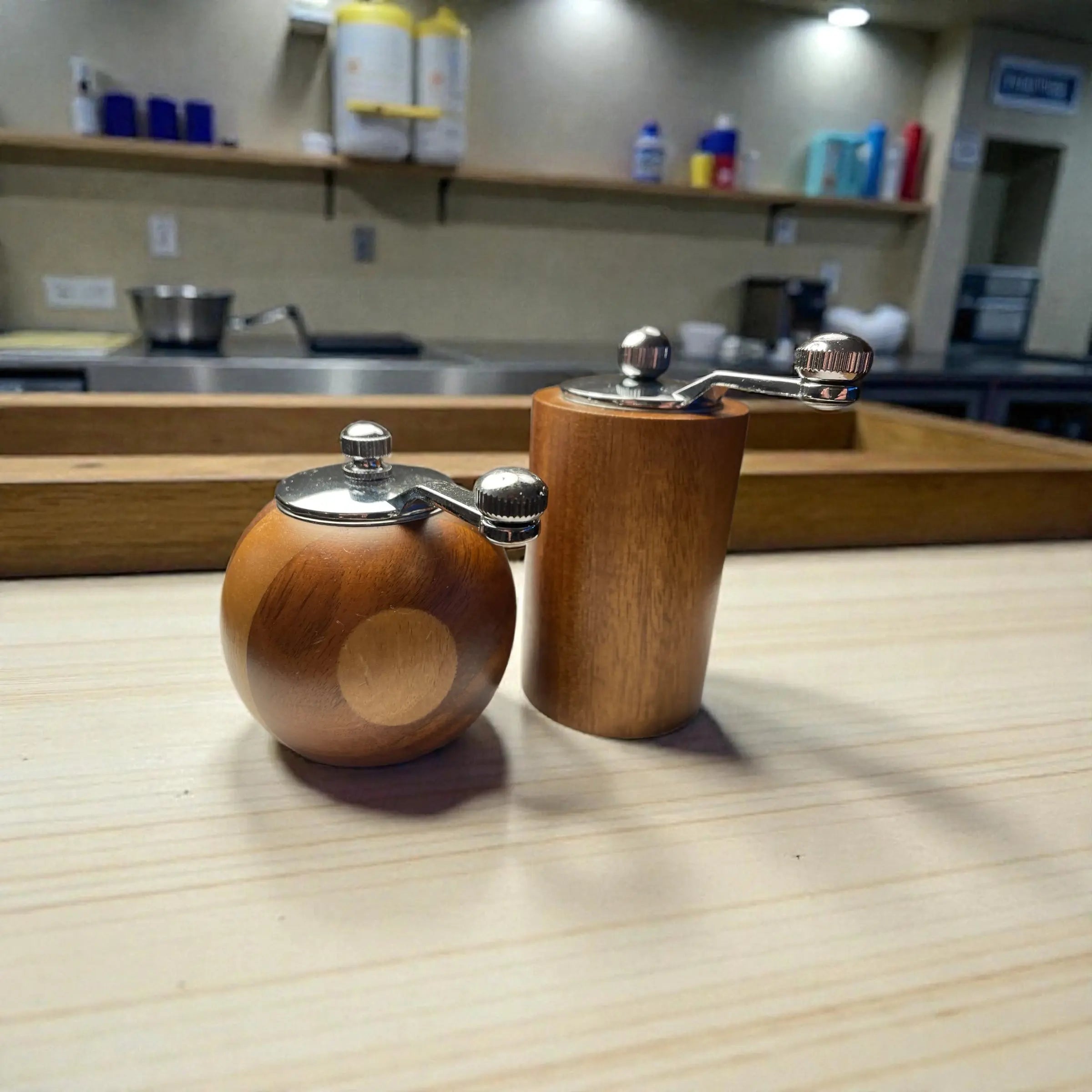 Rund pepperkvern i tre – Elegant krydderkvern med naturlig finish (Kopi) Epoxy-Crafts